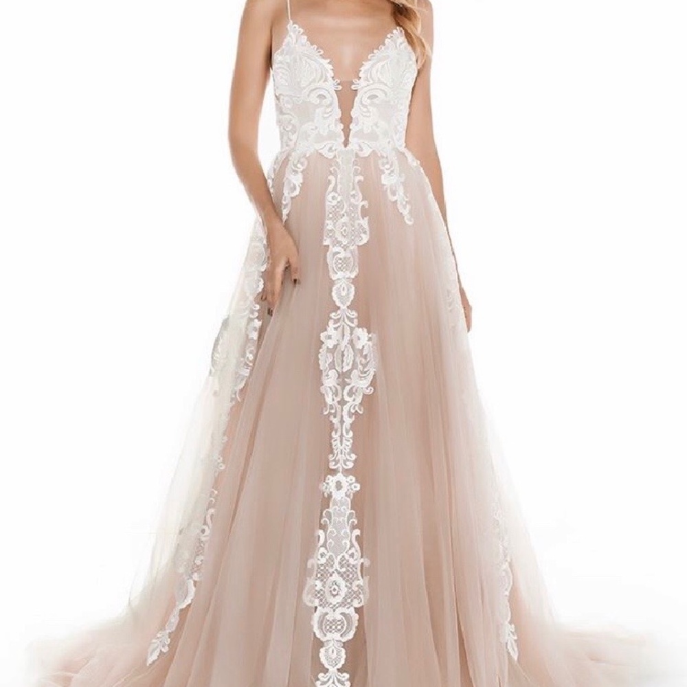 Lovey Bride - Vagabond Bridal - Luna Wedding Dress - Size L